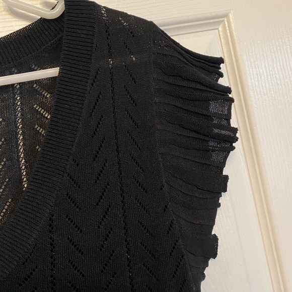 Boutique Molly Bracken Luna Ruffle Knit Top Black size Medium New - Picture 4 of 9